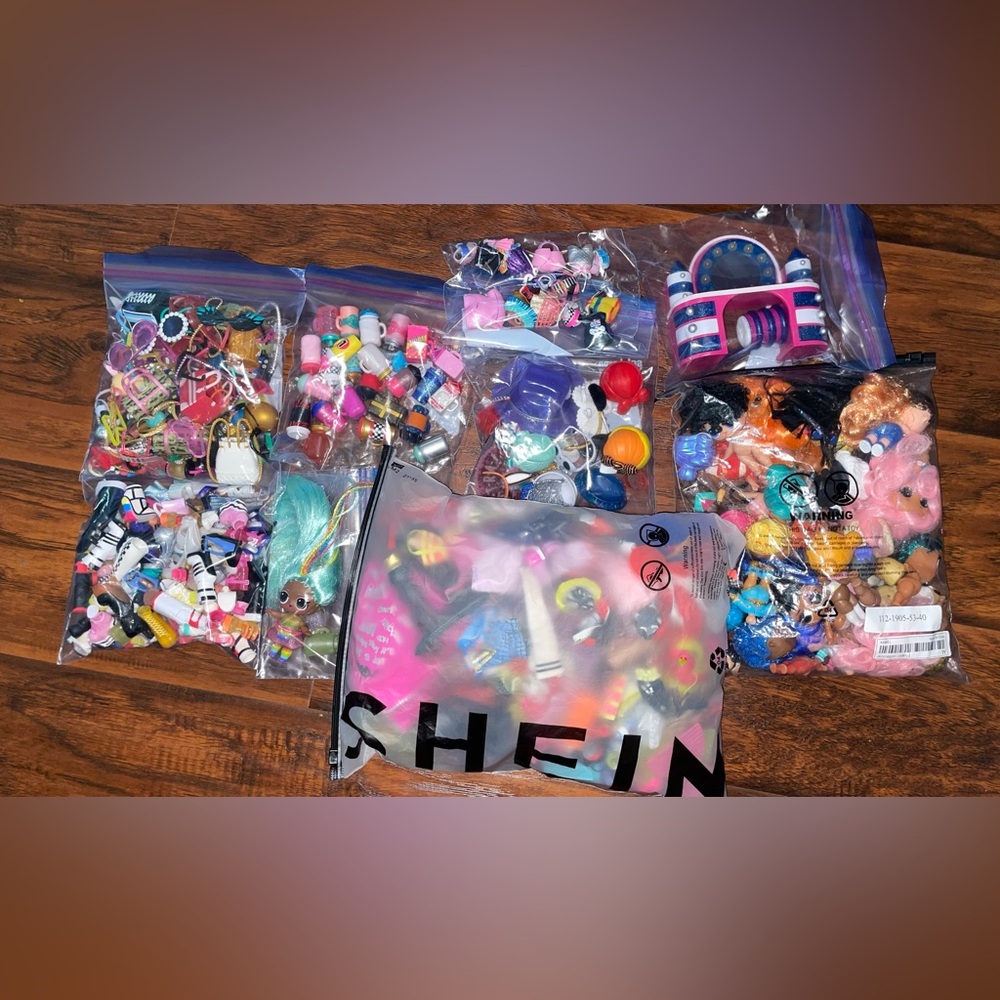 **SOLD ** LOL SURPRISE accessories and clothes